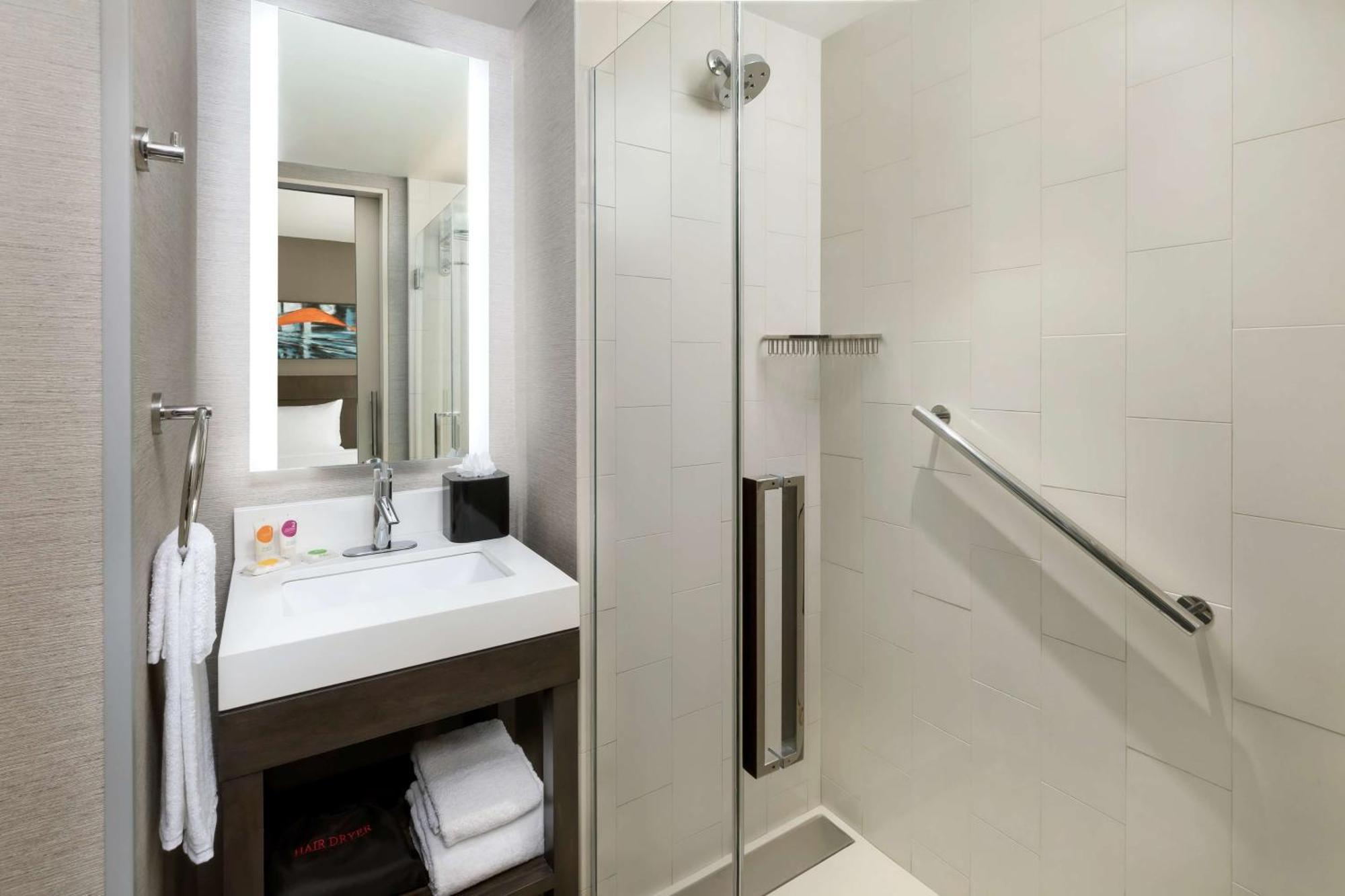 Quarto Duplo com 2 Camas de Casal e Sofá-cama - Vista Cidade