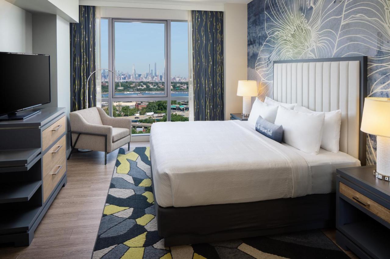Standard King Room with Manhattan View