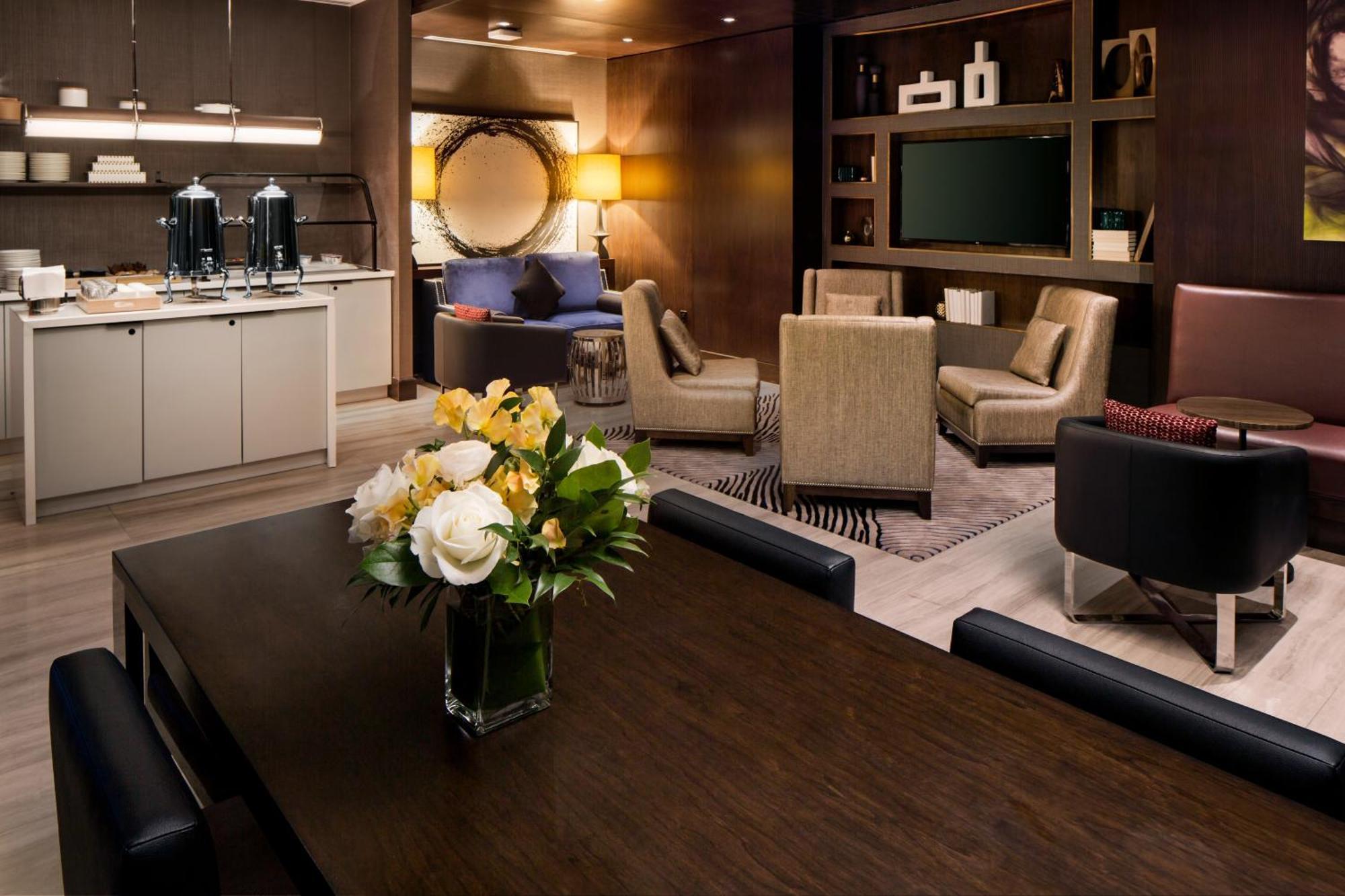 Habitación Executive con cama extragrande y acceso al salón