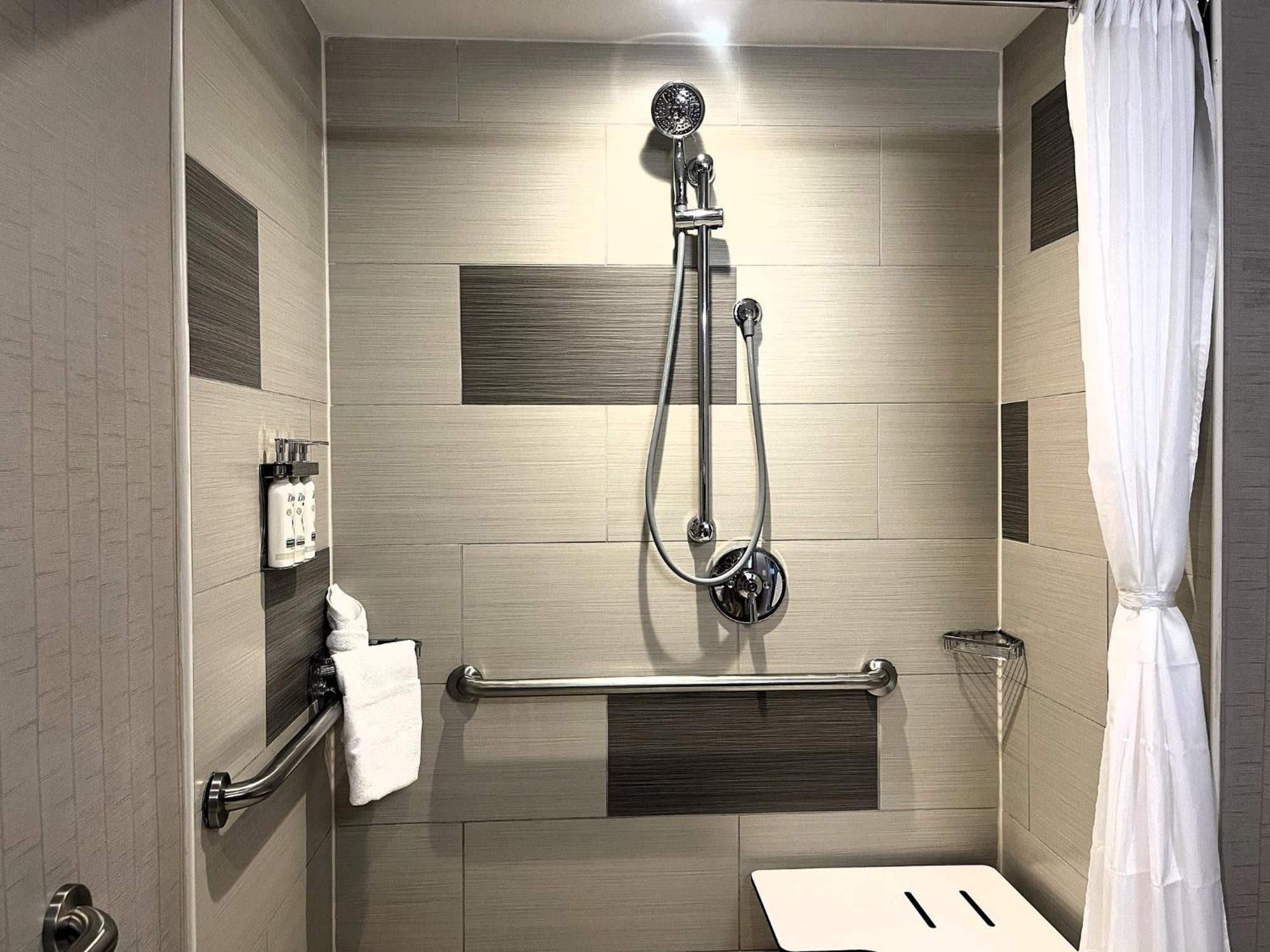 Habitación con cama extragrande y ducha a ras de suelo - adaptada para personas con discapacidad auditiva