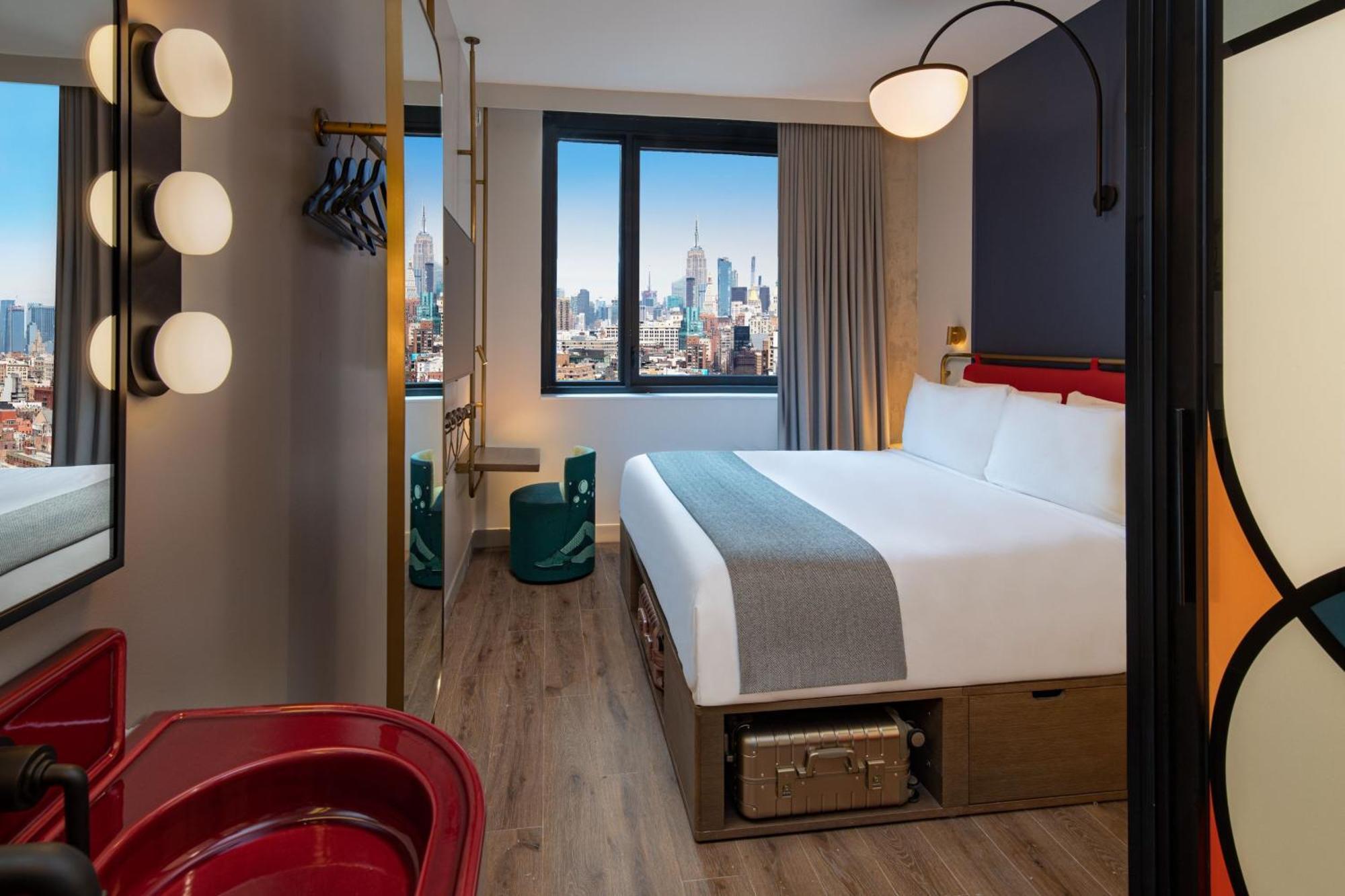 Habitación con cama extragrande, vistas a la ciudad y ducha accesible en silla de ruedas - Adaptado para personas con movilidad reducida
