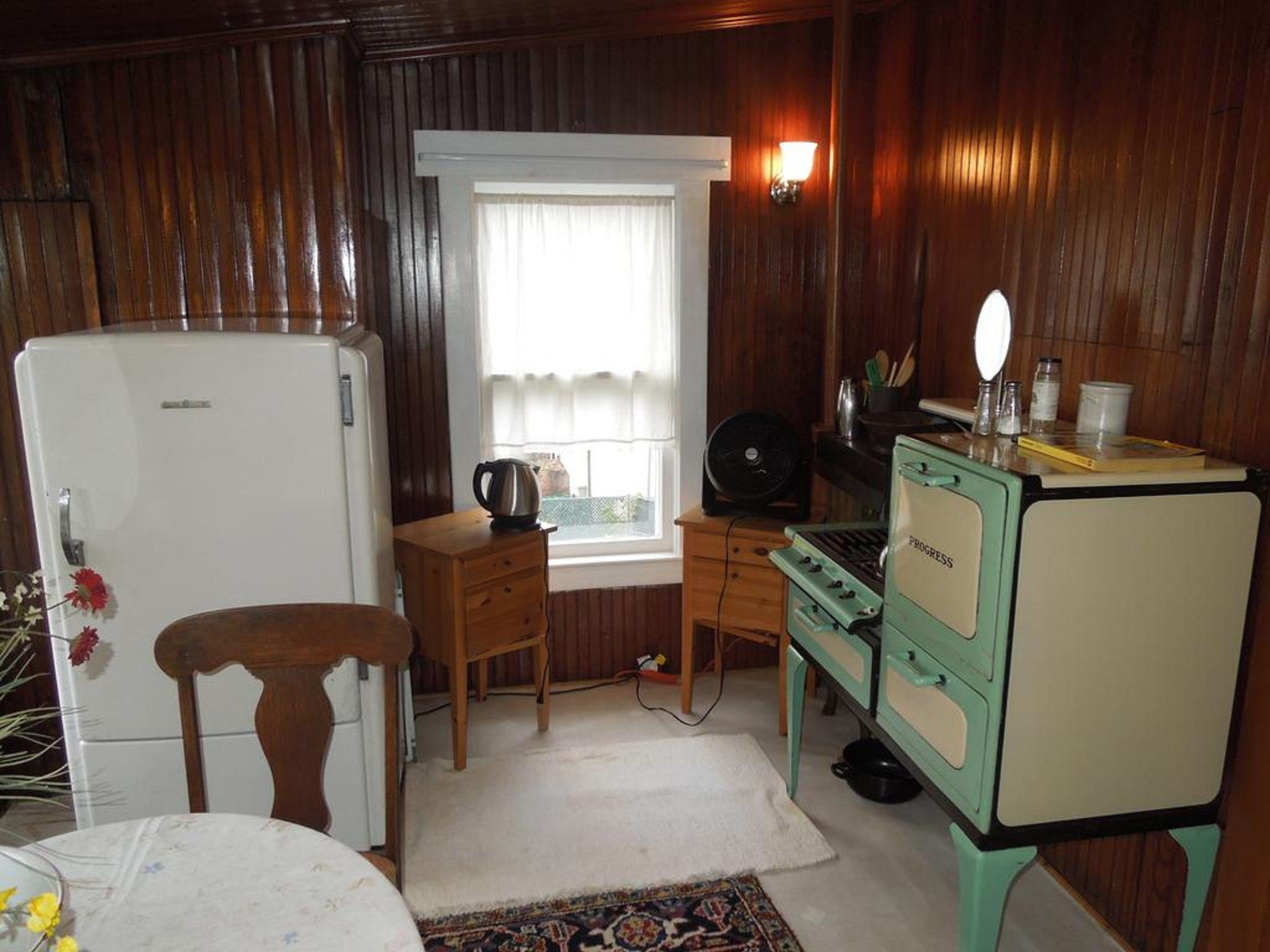 Queen Room Kitchen