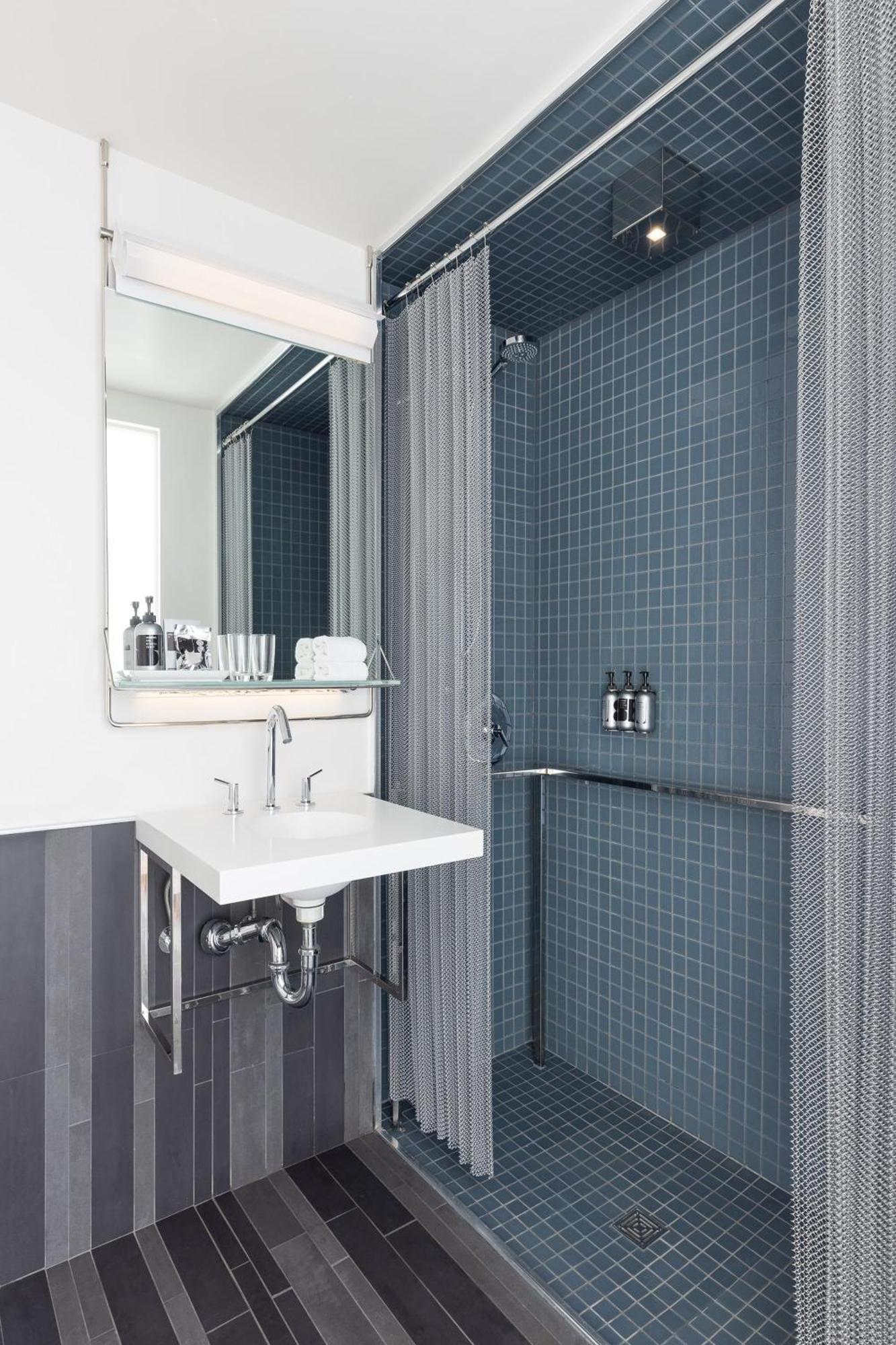 Standard Queen Room Mobility Access