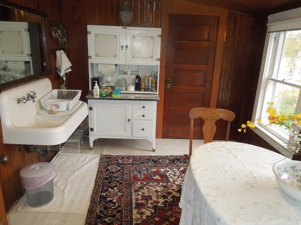 Queen Room Kitchen