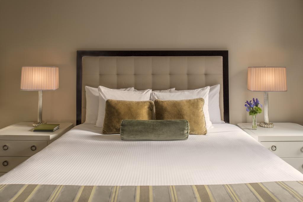 Premier Suite mit 1 Schlafzimmer mit 2 Doppelbetten und Stadtblick